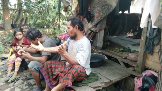 Sarbini, warga Serang Banten yang hidup di kandang kambing bersama 12 anaknya