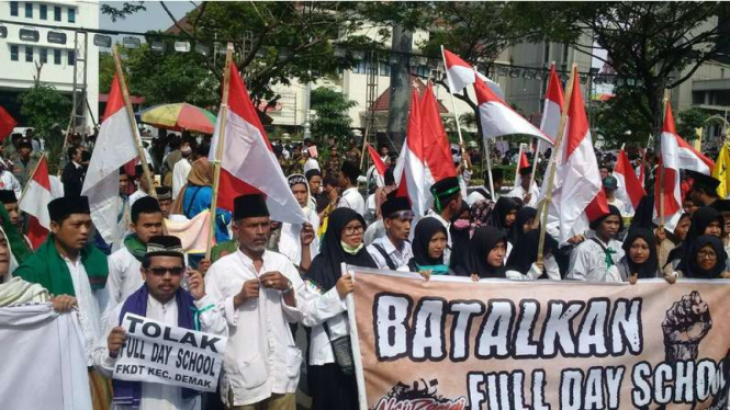 Deklarasi ulama dari Nahdlatul Ulama (NU) se-Jawa Tengah menolak program lima hari sekolah Kementerian Pendidikan dan Kebudayaan, Selasa (1/8/2017)