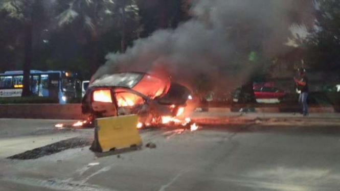 Mobil  terbakar di Jalan Tamrin