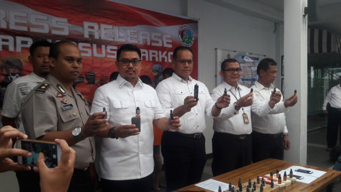 Direktorat Reserse Narkoba Polda Metro Jaya merilis penangkapan narkoba cair