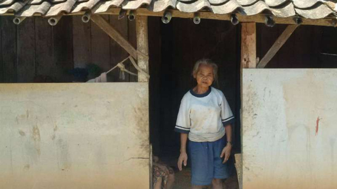 Mbah Karsi, nenek tinggal di rumah ?reot di Kota Semarang, Jawa Tengah.