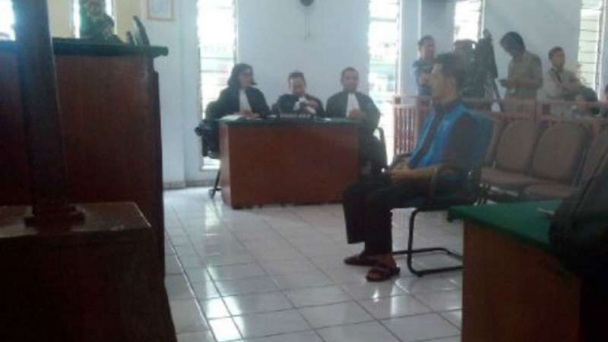 Fidelis Arie Sudewarto, terdakwa kepemilikan 39 batang ganja, menjalani sidang pembacaan vonis di Pengadilan Negeri Sanggau, Kalimantan Barat, pada Rabu, 2 Agustus 2017.