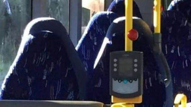 Kursi bus kosong mirip perempuan memakai burka.