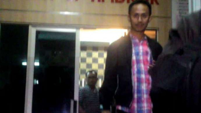 Bupati Pamekasan, Achmad Syafii, saat dibawa petugas KPK dari Polda Jatim.
