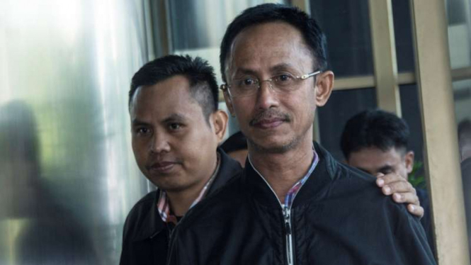 Bupati Pamekasan, Achmad Syafii, (kanan) saat dikawal petugas KPK.