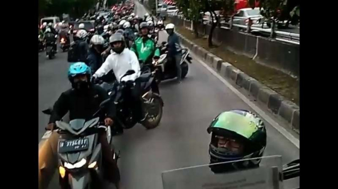 Pemotor yang nekat terobos Jalur Busway.