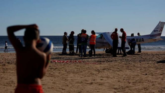 Pesawat latih yang mendarat darurat di Lisbon tewaskan dua pengunjung pantai.