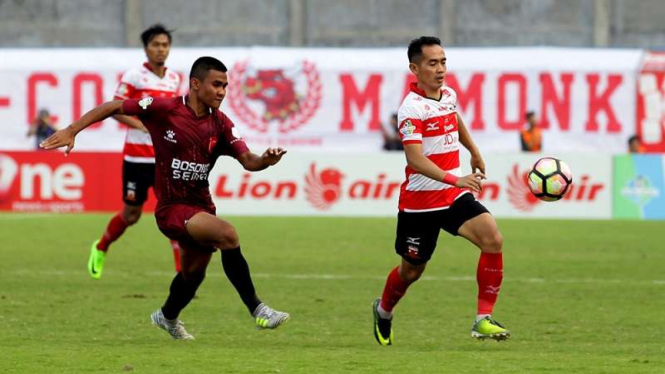 Gelandang Madura United, Slamet Nurcahyo (kanan)