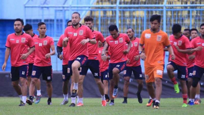 Para pemain Borneo FC dalam sesi latihan