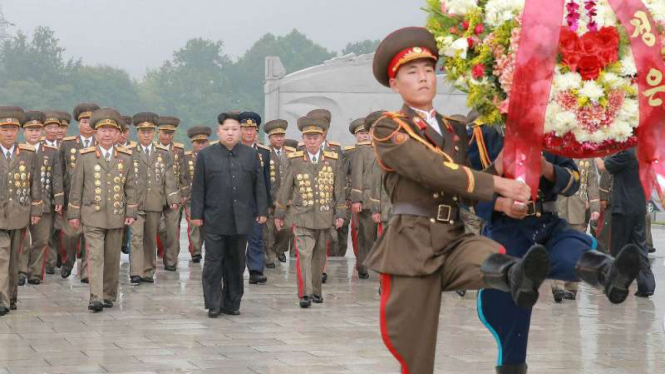 Pemimpin Korea Utara Kim Jong-un dan pejabat militer.