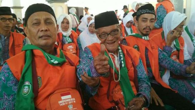 Bennu Labehu Hanreng (tengah), jemaah haji asal embarkasi Makassar yang telah berusia 102 tahun, saat bersiap akan berangkat ke tanah suci, Kamis (3/8/2017)