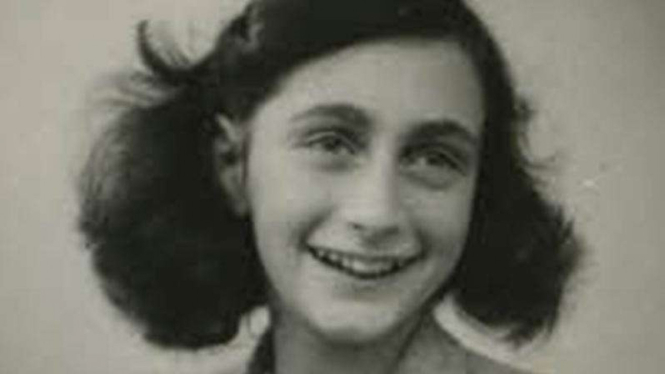 Anne Frank. Remaja perempuan yang menuliskan kisah hidupnya dalam persembunyian.