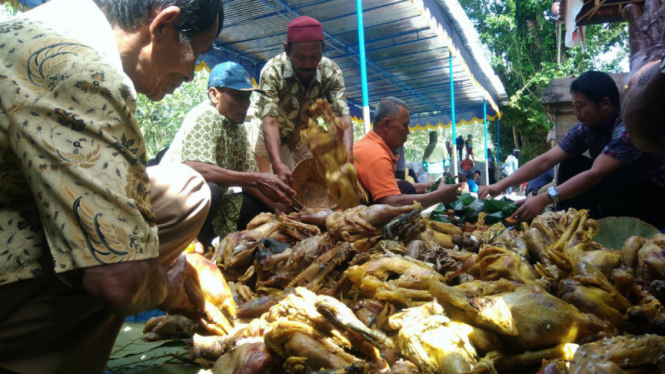 Ayam Ingung di Upacara Cing-cing Goling di Yogyakarta. 