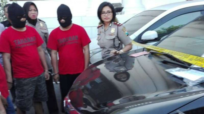 Tersangka dan barang bukti mobil di Markas Polrestabes Surabaya, Jawa Timur.