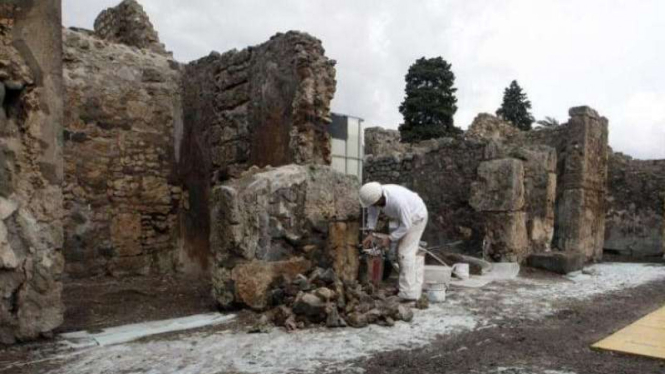 Meneliti reruntuhan Kota Pompeii.