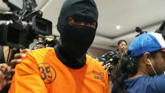 Tora Sudiro Lempar Isyarat Usai Diperiksa di BNN
