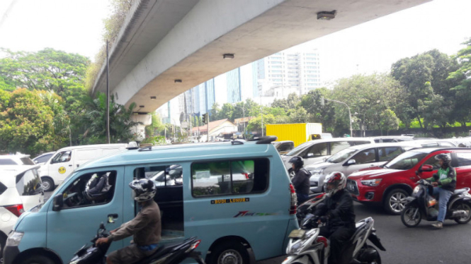 Kondisi lalu lintas di simpang Pancoran, Jakarta Selatan, Jumat, 4 Agustus 2017