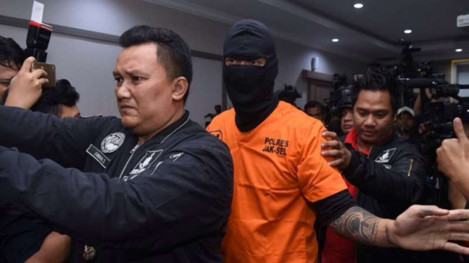 Tora Sudiro mengenakan baju tahanan di Polres Metro Jakarta Selatan.