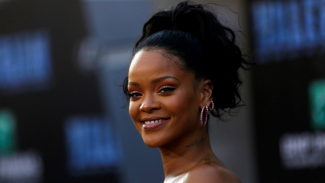 Hadiri Pemakaman, Rihanna Pakai Baju Seronok