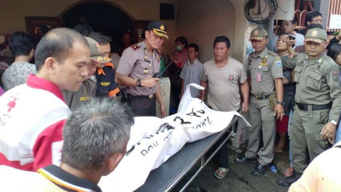 Petugas mengevakuasi jenazah korban kebakaran Palmerah, Jakarta Barat.