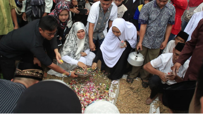 Proses pemakaman Dokter Ryan Thamrin di Pekanbaru.