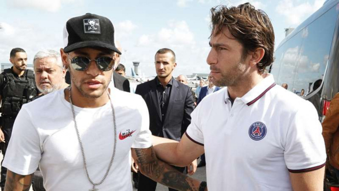 Neymar saat tiba di Paris