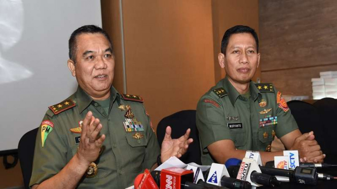 Komandan Puspom TNI Mayjen Dodik Wijanarkan bersama Kapuspen TNI Mayjen Wuryanto