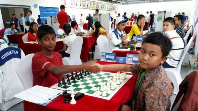 Pecatur cilik Indonesia, Aditya Bagus Arfan (kanan).