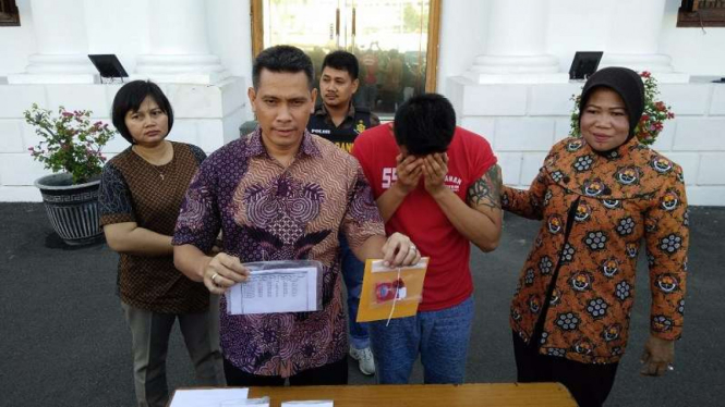  AL (baju tahanan merah), Tersangka cabul anak panti asuhan di Polresta Surabaya