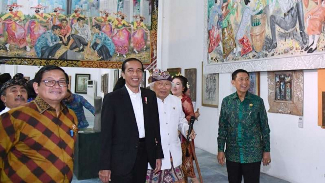 Presiden Joko Widodo melihat lukisannya di Klungkung Bali 