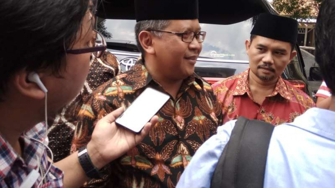 Sekjen PDIP Temui Hamzah Haz