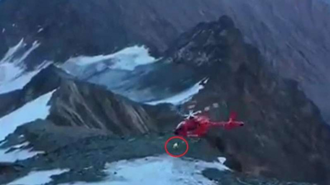 Tim medis yang nyaris tertimpa helikopter yang jatuh di puncak gunung.