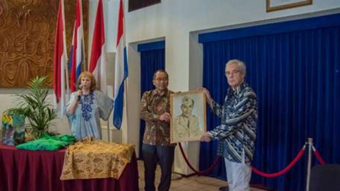 Duta Besar RI untuk Kerajaan Belanda, I Gusti Agung Wesaka Puja, (tengah) memegang lukisan Potret Sultan Hamid II.