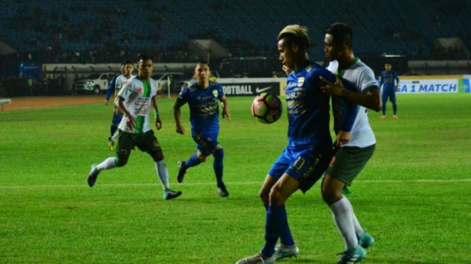 Duel Persib Bandung vs PS TNI