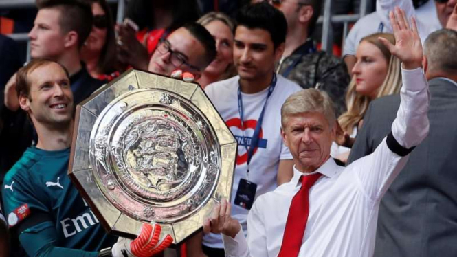 Manajer Arsenal, Arsene Wenger (kanan).