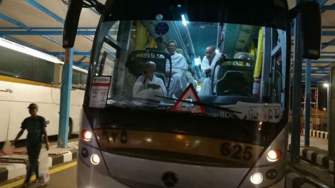 Bus yang mengangkut jemaah haji Indonesia tiba di Kota Mekah.