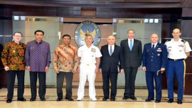 Menko Polhukam Wiranto bersama Panglima Armada AS Asia Pasifik Laksamana Harry 