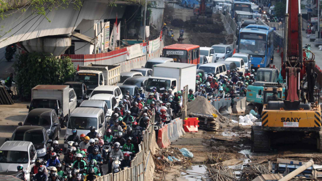 Kepadatan kendaraan di ruas jalan Matraman akibat terdampak proyek pembangunan underpass.