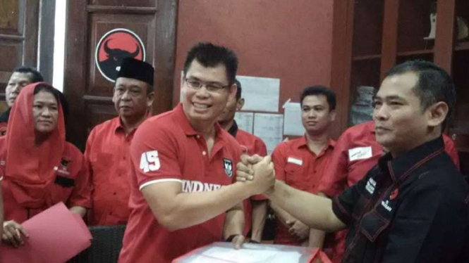 Mantan petinju dunia, Chris John mengambil formulir pendaftaran di PDIP 