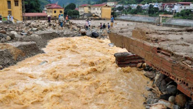 Banjir besar yang melanda Vietnam merusak sejumlah infrastruktur.