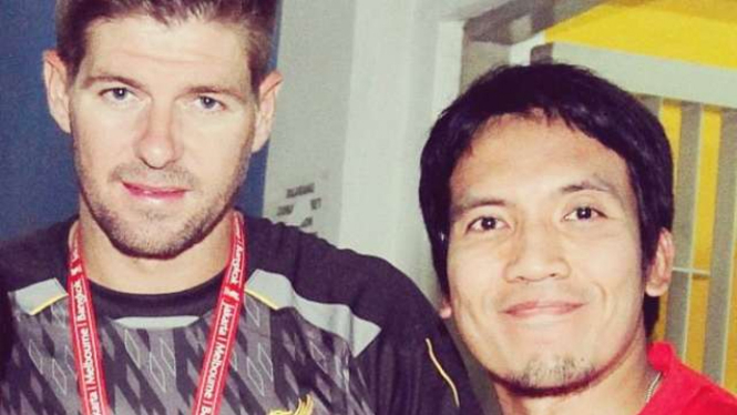 Artis Desta bersama legenda Liverpool, Steven Gerrard