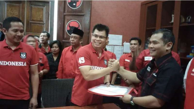 Chris John, petinju dunia asal Banjarnegara saat menyerahkan berkas calon wakil gubernur Dede Indra Permana di kantor DPD PDI Perjuangan Jawa Tengah, Senin (7/8/2017)