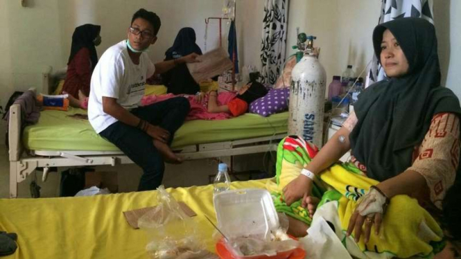 Sejumlah korban yang diduga mengalami keracunan makanan di RS Islam Faisal Makassar saat menjalani perawatan, Senin (7/8/2017)