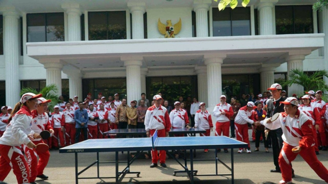 Presiden Joko Widodo dan Erick Thohir main tenis meja bersama.