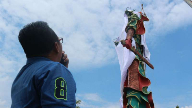 Patung Dewa Perang Kongco Kwan Sing Tee Koen setinggi 30,4 meter di Tuban, Jawa Timur, ditutup dengan kain menyusul protes dari masyarakat pada Minggu, 6 Agustus 2017.