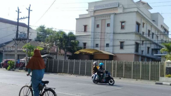 Siti Musliatun, bekas buruh pabrik jamu PT Nyonya Meneer, bersepeda untuk menuntut haknya dari rumahnya di Demak menuju pabrik di Semarang pada Senin, 7 Agustus 2017.