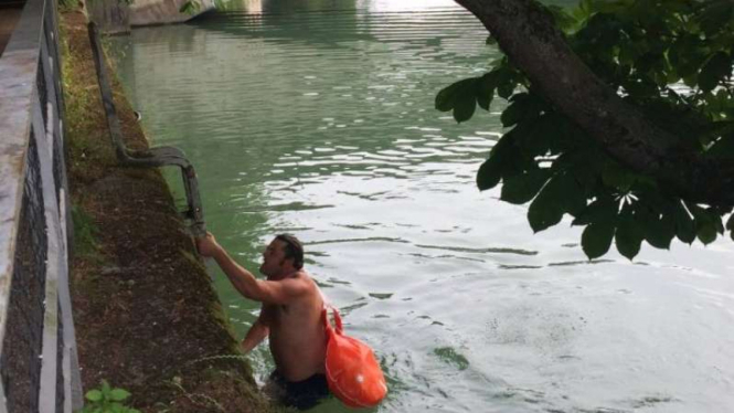 Pria ini pilih berangkat kerja dengan berenang karena tak tahan macet.