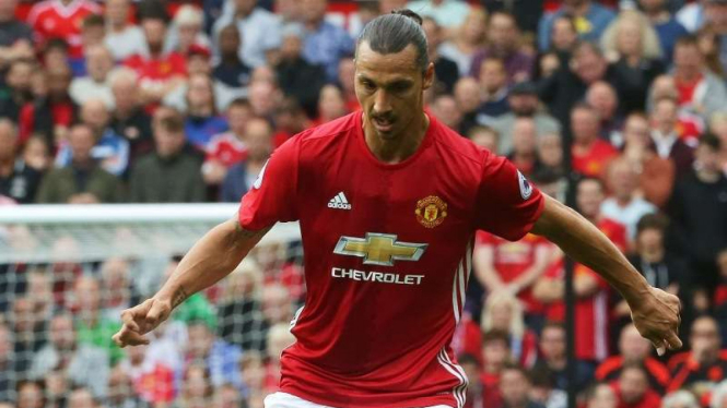 Zlatan Ibrahimovic saat memperkuat Manchester United