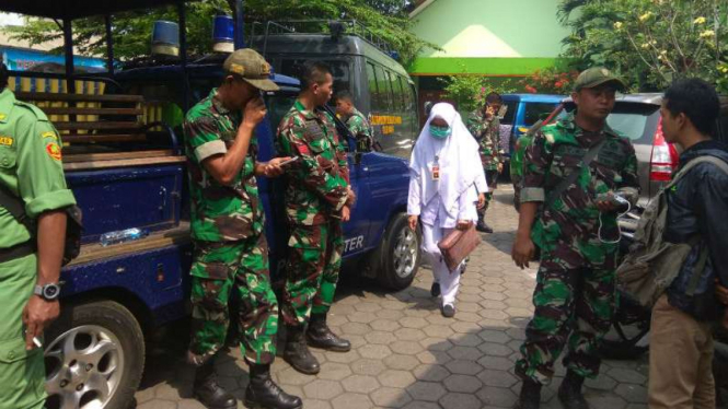 Aparat TNI Angkatan Udara mendatangi kamar mayat RSUD Dr Saiful Anwar di Kota Malang, Jawa Timur, menyusul insiden seorang warga tertembak hingga tewas pada Selasa, 8 Agustus 2017.