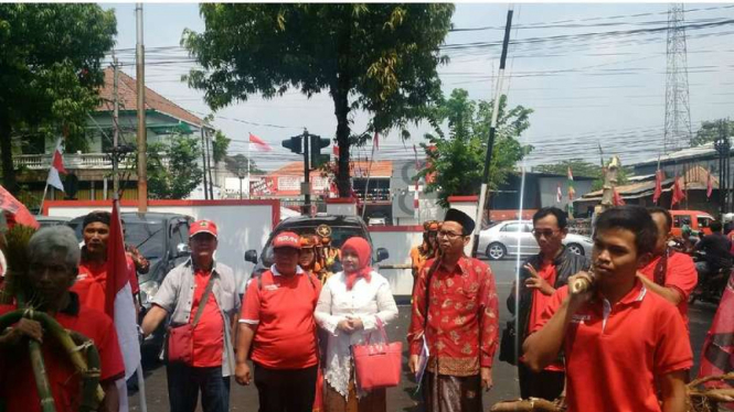  Nurul Tri Wahyuni, pengusaha warteg asal Jawa Tengah saat mendaftarkan diri di DPD PDIP untuk Pilkada Jateng 2018, Selasa (8/8/2017)